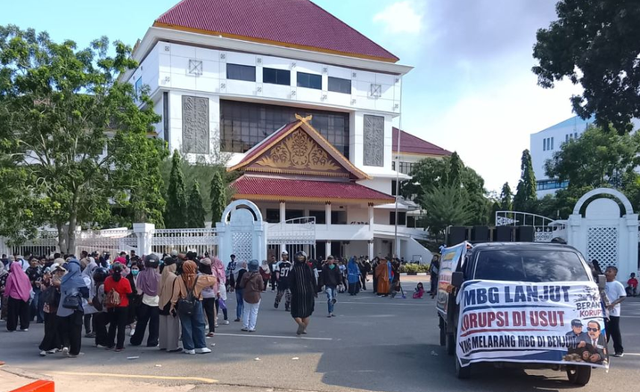 Students and Parents in Batam Rally in Support of Free Nutritious Meals Programme