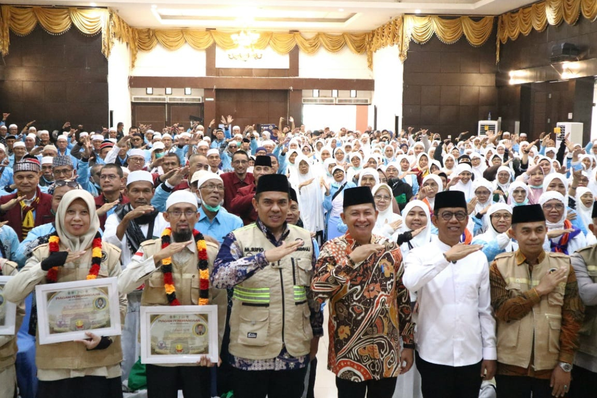 West Sumatra Flood-Affected Hajj Pilgrims Receive Rp20 Million Aid from UAE