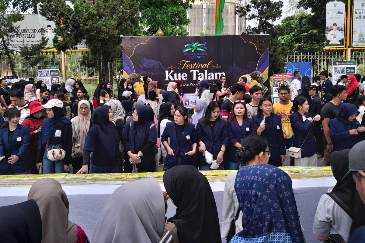 Pekanbaru Breaks MURI World Record with 1.1-Kilometre Durian Talam Cake
