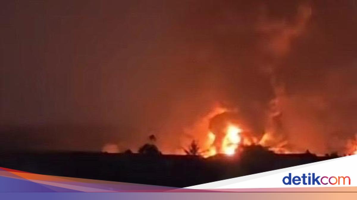 Massive Fire Engulfs Rubber Factory in Tanah Tinggi, Tangerang
