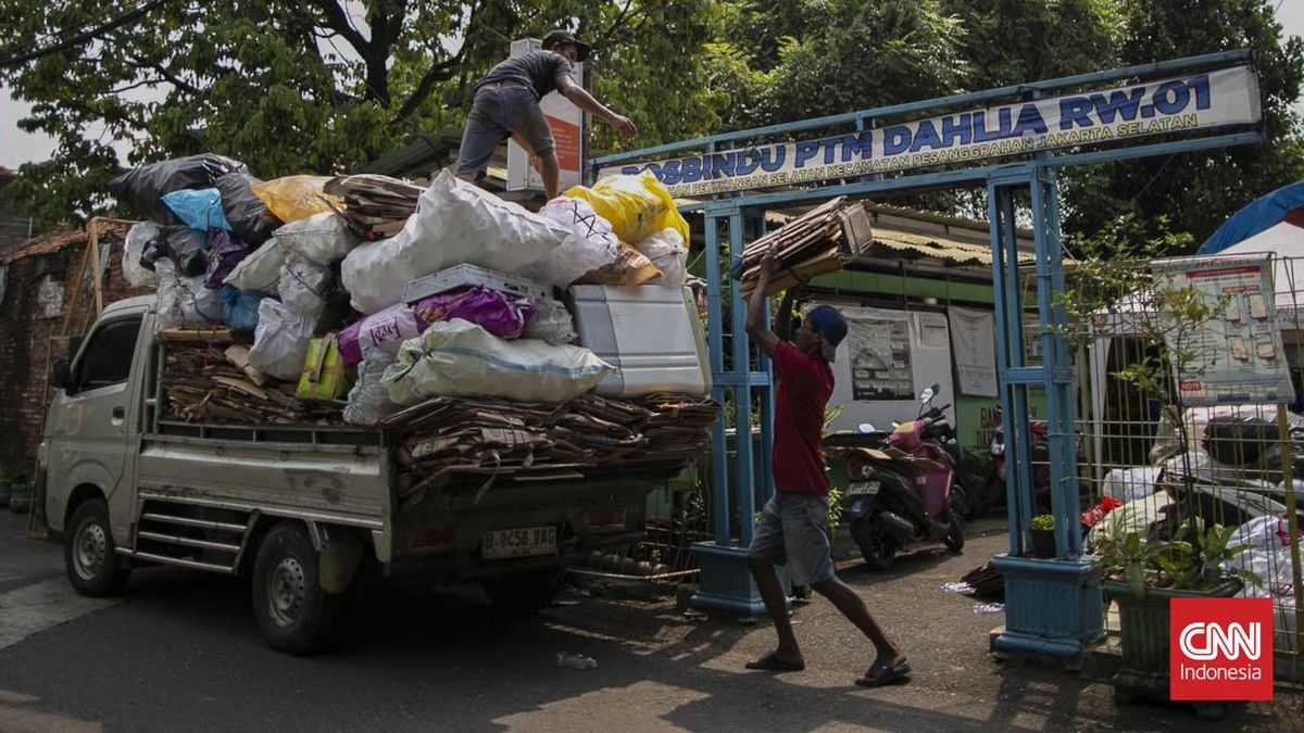 Jakarta Residents Urged to Consistently Sort Waste from Home
