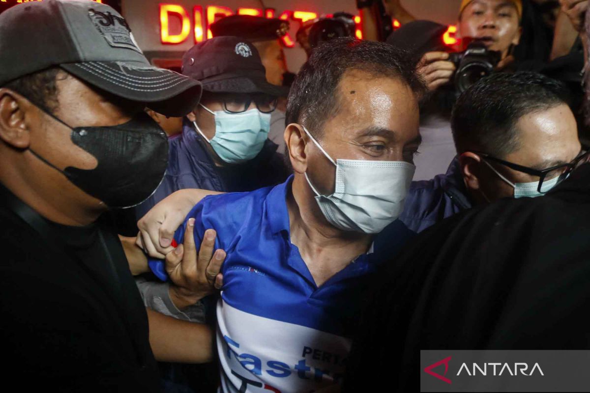 Yesterday's crime roundup: Roy Suryo's detention to Becakayu Toll Road accident
