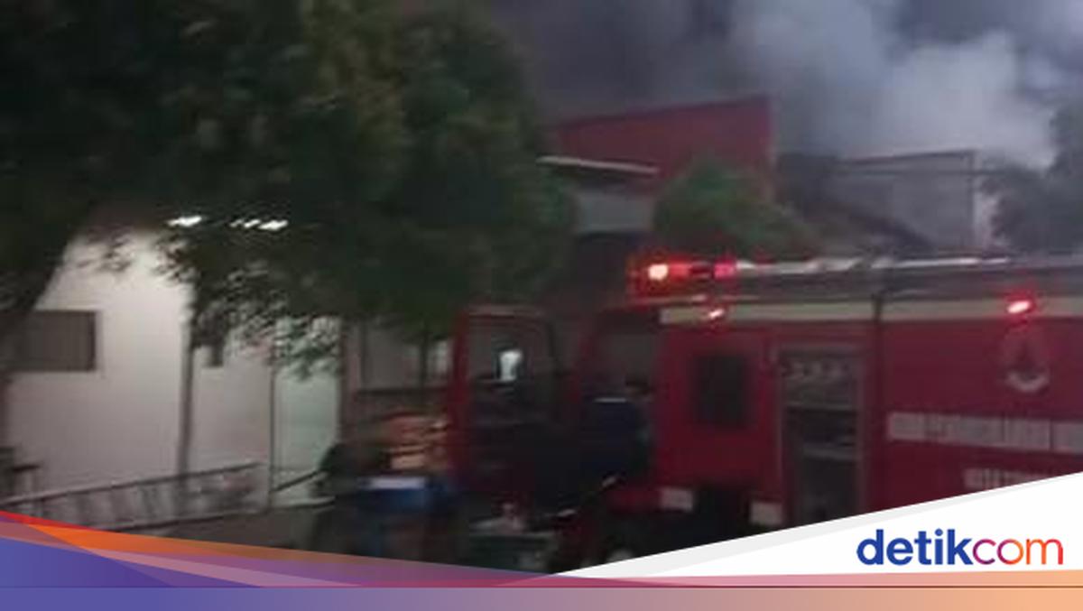 Fire at Tangerang Sandal Factory Rages for 9 Hours, Firefighters Still Battling Blaze