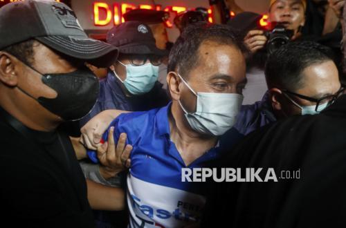 Transferred to Polda Detention, Roy Suryo Shouts Takbir with Clenched Fist