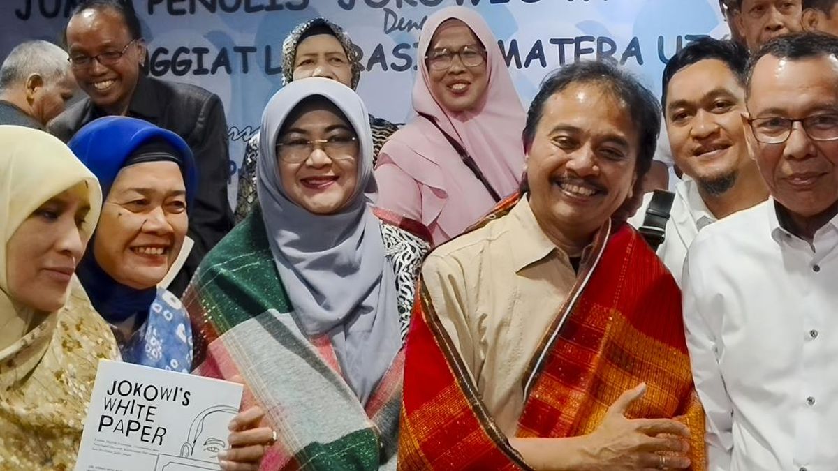Roy Suryo and Doctor Tifa Arrive at Polda Metro Ahead of Case Transfer