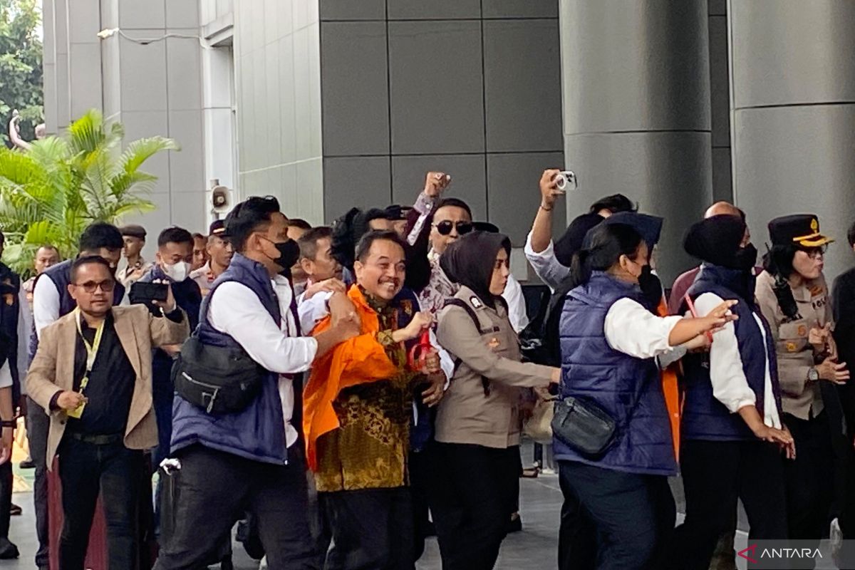 Roy Suryo and Dr Tifa Arrive at South Jakarta Prosecutor's Office in Orange Prisoner Vests