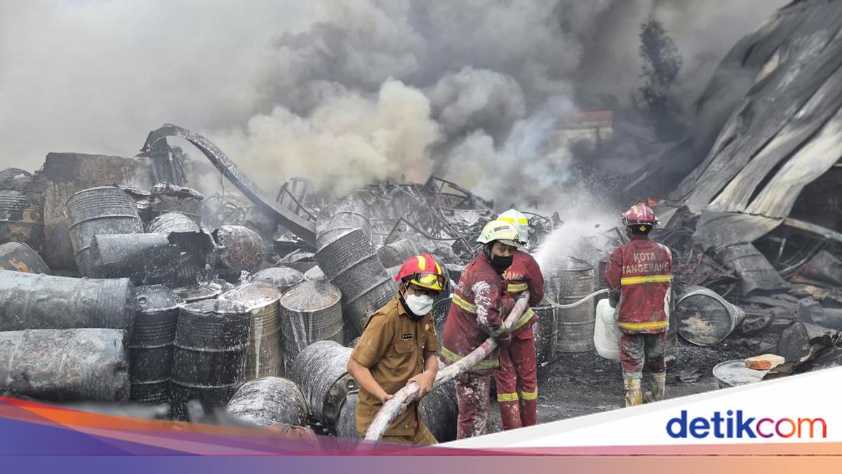 Fire at Tangerang Sandal Factory Rages for 11 Hours, Firefighters Face Obstacles