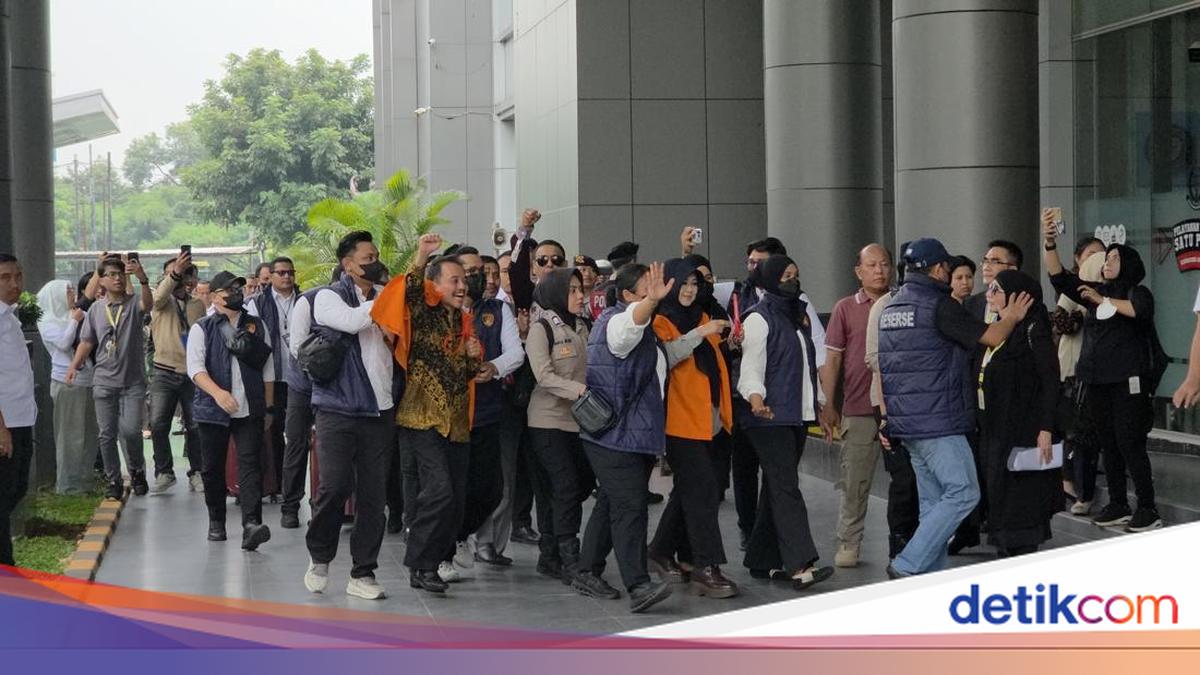 Roy Suryo and Dr Tifa Transferred to South Jakarta Prosecutor's Office