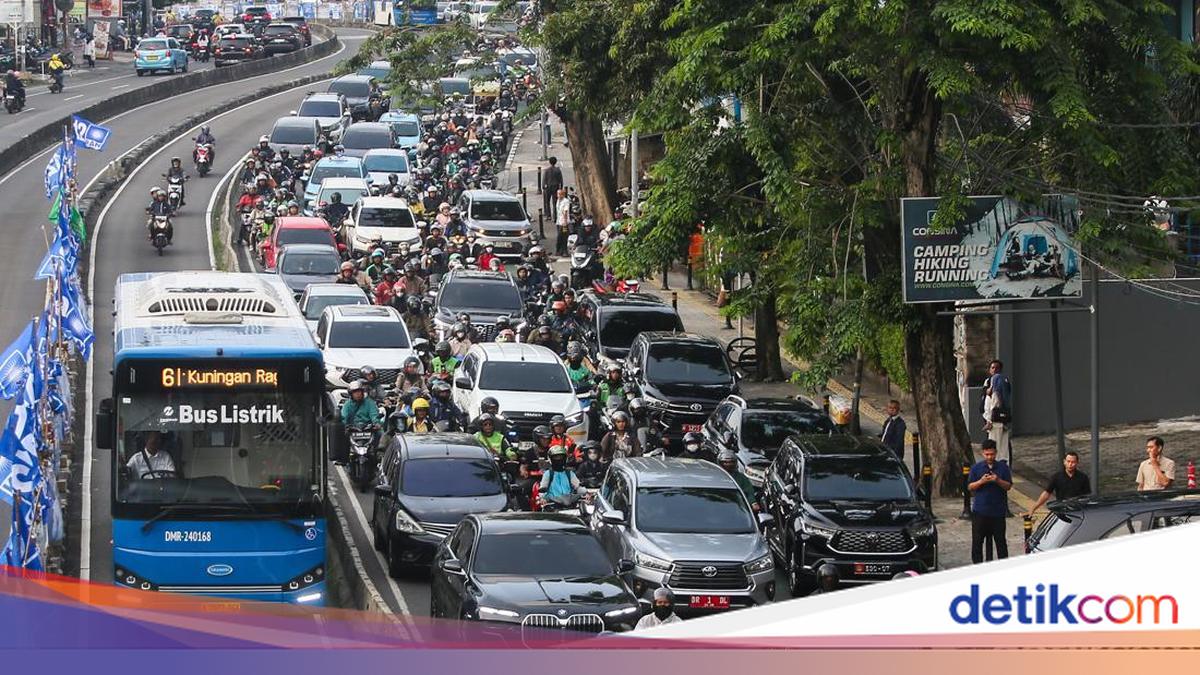 TransJakarta Bus Crashes into Separator on MT Haryono, No Passengers On Board