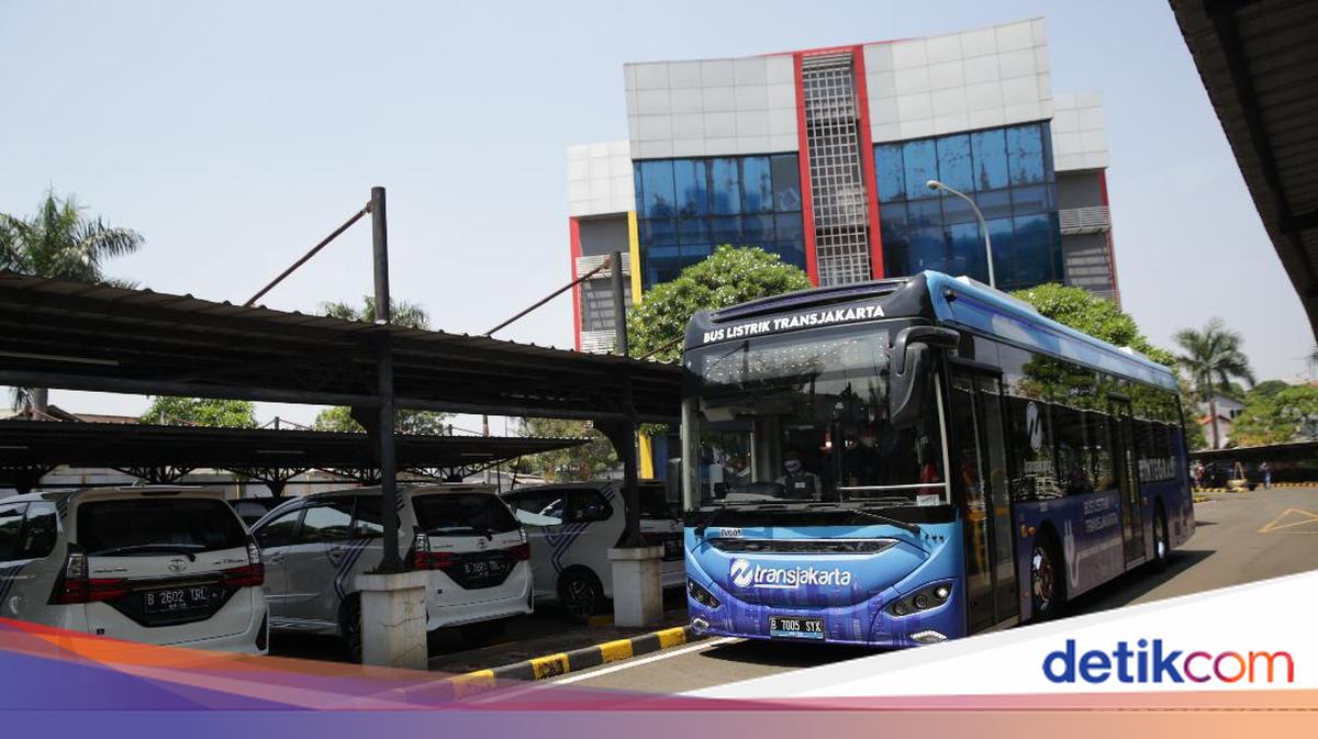 TransJakarta Bus That Hit Busway Separator on Jl MT Haryono Evacuated, Traffic Returns to Normal