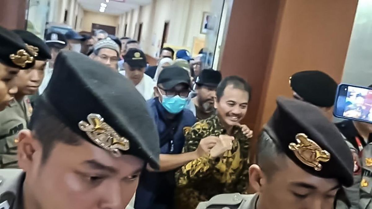 Roy Suryo and Doctor Tifa Arrive at South Jakarta Prosecutor's Office: Allahu Akbar!