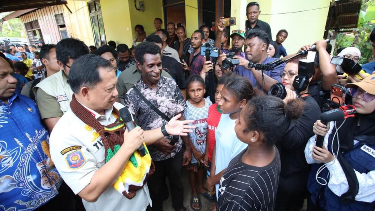 Minister Tito Reviews Self-Help Housing Stimulus Programme in Jayapura