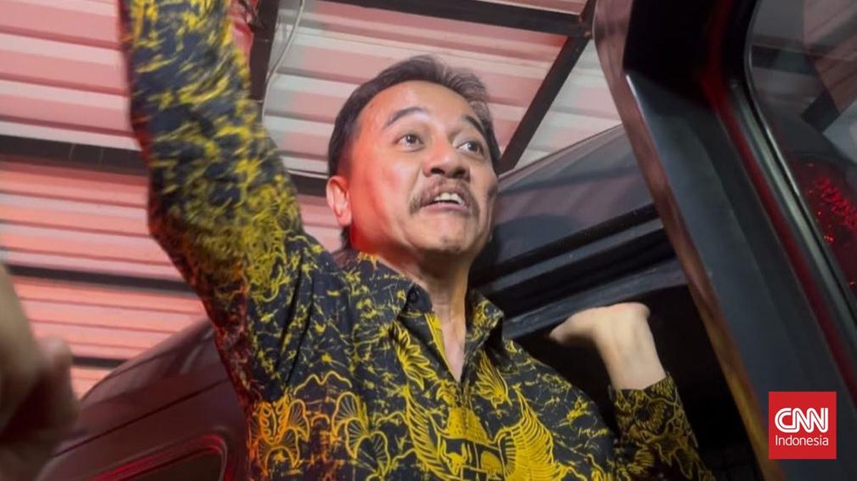 Roy Suryo Shouts 'Merdeka' While Being Transferred to South Jakarta Prosecutor's Office