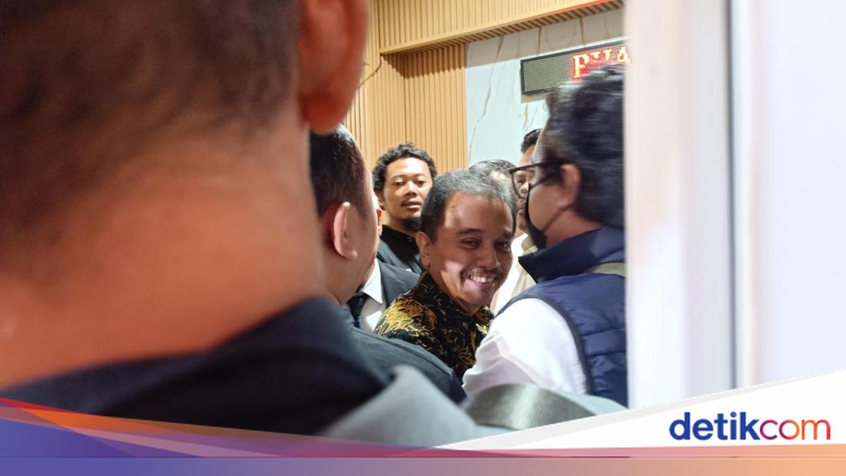 Roy Suryo Shouts 'Merdeka!' While Being Escorted to South Jakarta Prosecutor's Office
