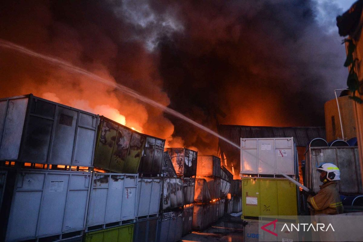 Massive fire engulfs sandal factory in Tangerang, firefighting efforts prove difficult