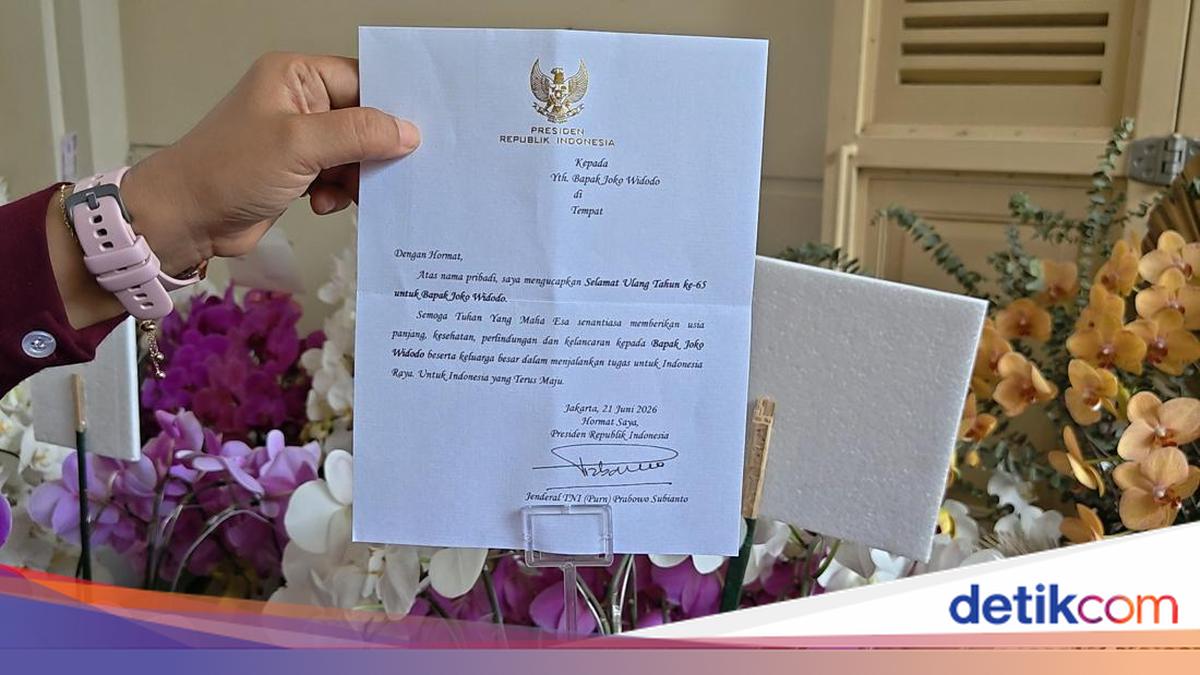 Prabowo Sends Purple Orchids and Birthday Wishes to Jokowi