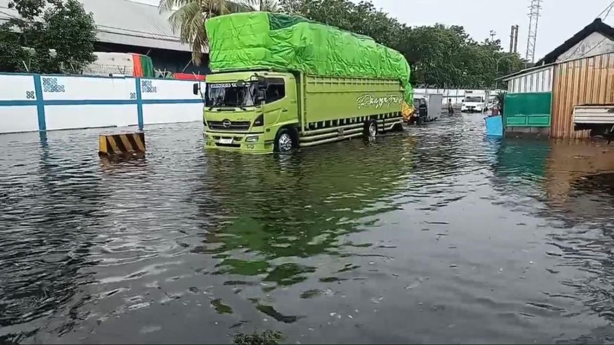17 Areas in Surabaya Flooded as Heavy Rain and High Tides Hinder Drainage