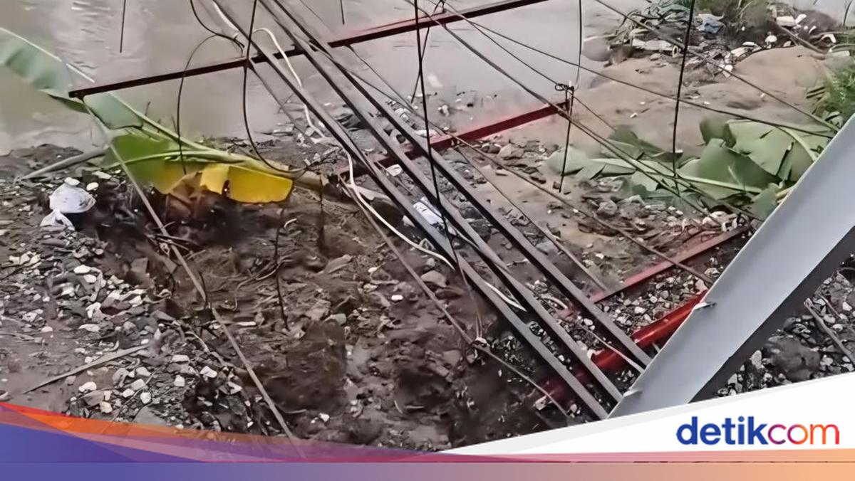 Unfinished Suspension Bridge in Gunung Putri, Bogor Collapses