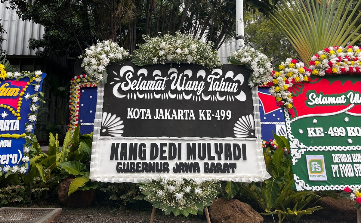 Black Floral Wreath from KDM Steals the Spotlight at Jakarta's 499th Anniversary
