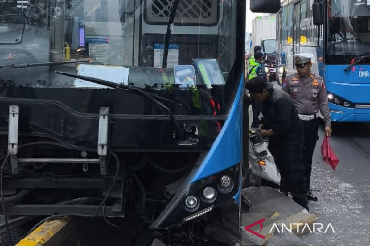 Transjakarta bus crashes into separator on MT Haryono, driver injured