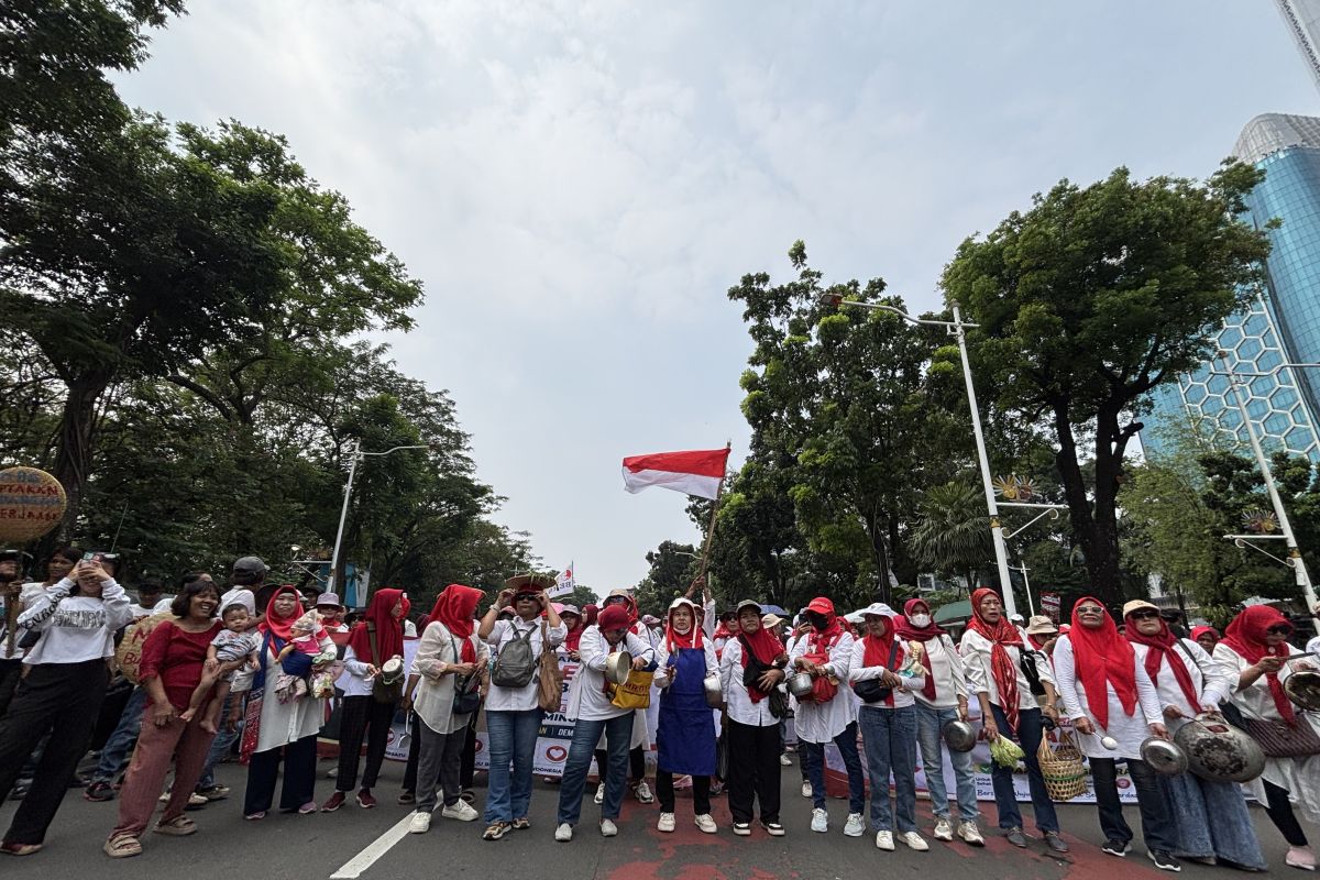 Young Mothers' Group Delivers Eight Key Demands at Monas Peaceful Rally