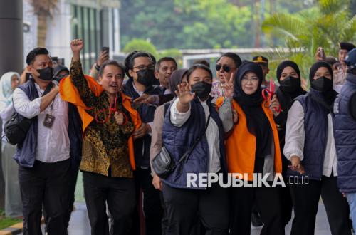 Roy Suryo and Doctor Tifa Transferred to South Jakarta Prosecutor's Office in Jokowi Diploma Case