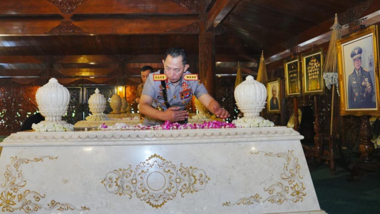 National Police Chief's Pilgrimage to National Heroes' Graves Hailed as Exemplary for Leaders