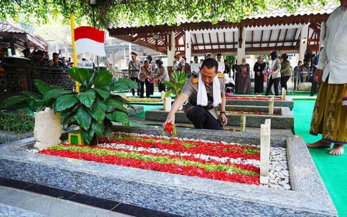 National Police Chief's Pilgrimage to Gus Dur and Soekarno's Tombs Holds Deep Meaning, Not Mere Ceremony