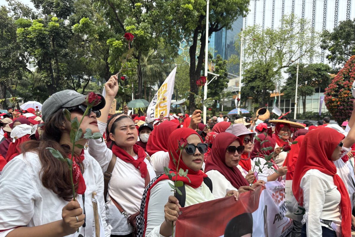 'Emak Muda Bersatu' Rally Disperses Peacefully with Shalawat Chants