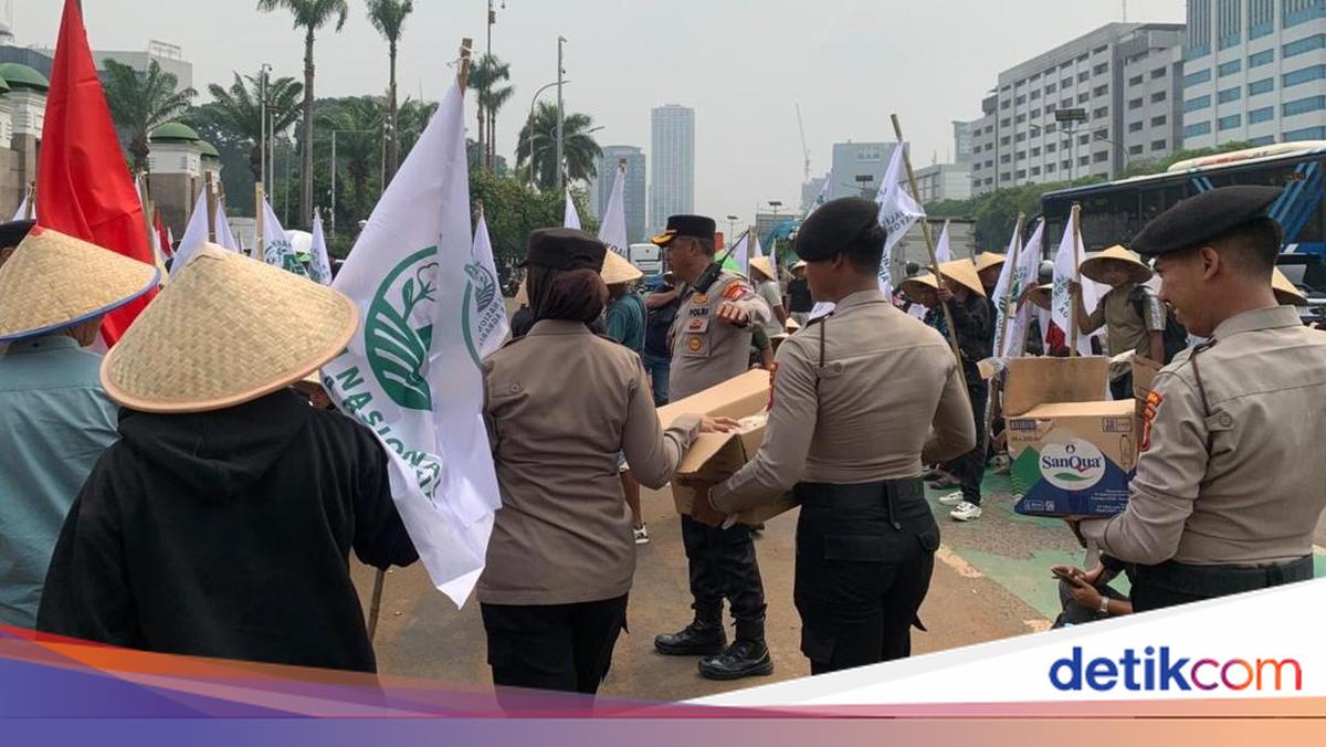 Police Distribute Snacks to Farmers Wearing Caping Hats During Protest at DPR