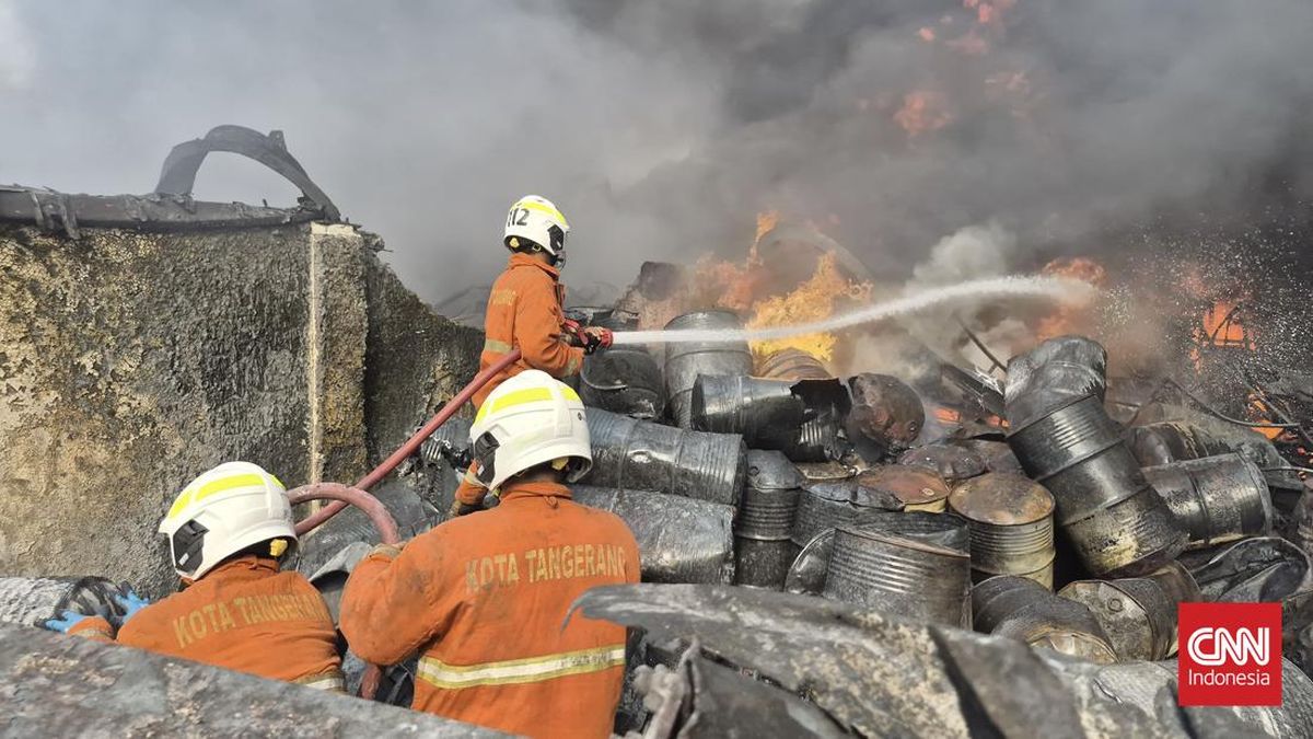12-Hour Factory Fire in Tangerang Forces Resident Evacuations
