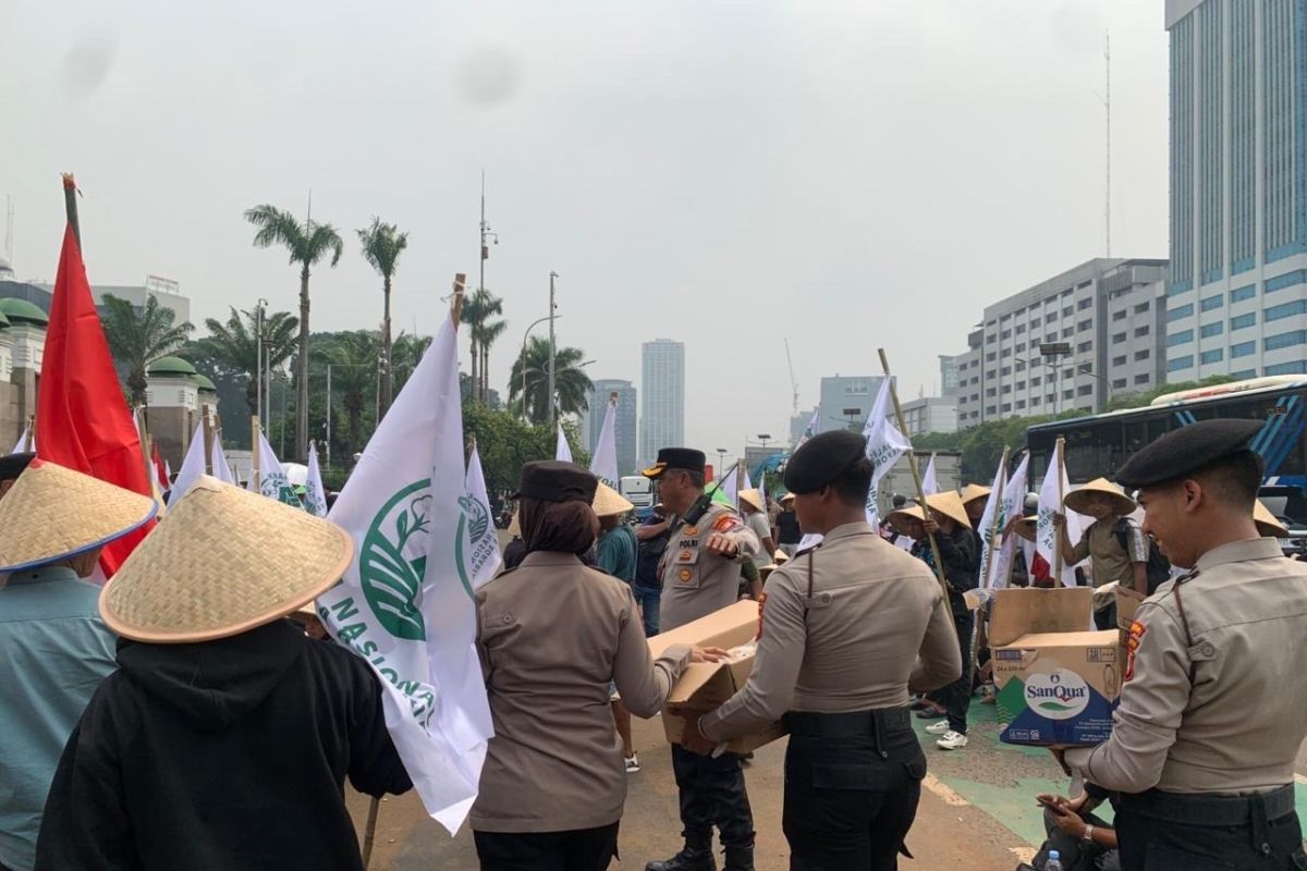 Police Distribute Food and Drinks to Protesters at DPR