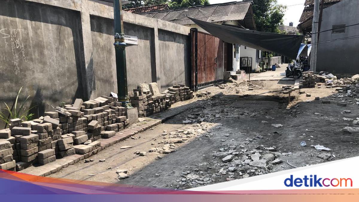 Balirejo Residents in Jogja Complain as Stalled Road Repairs Block Vehicle Access