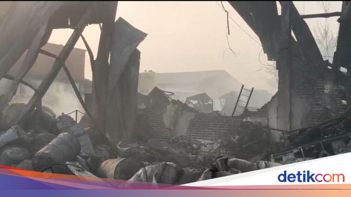Fire at Sandal Factory in Tangerang Still Not Extinguished After 18 Hours