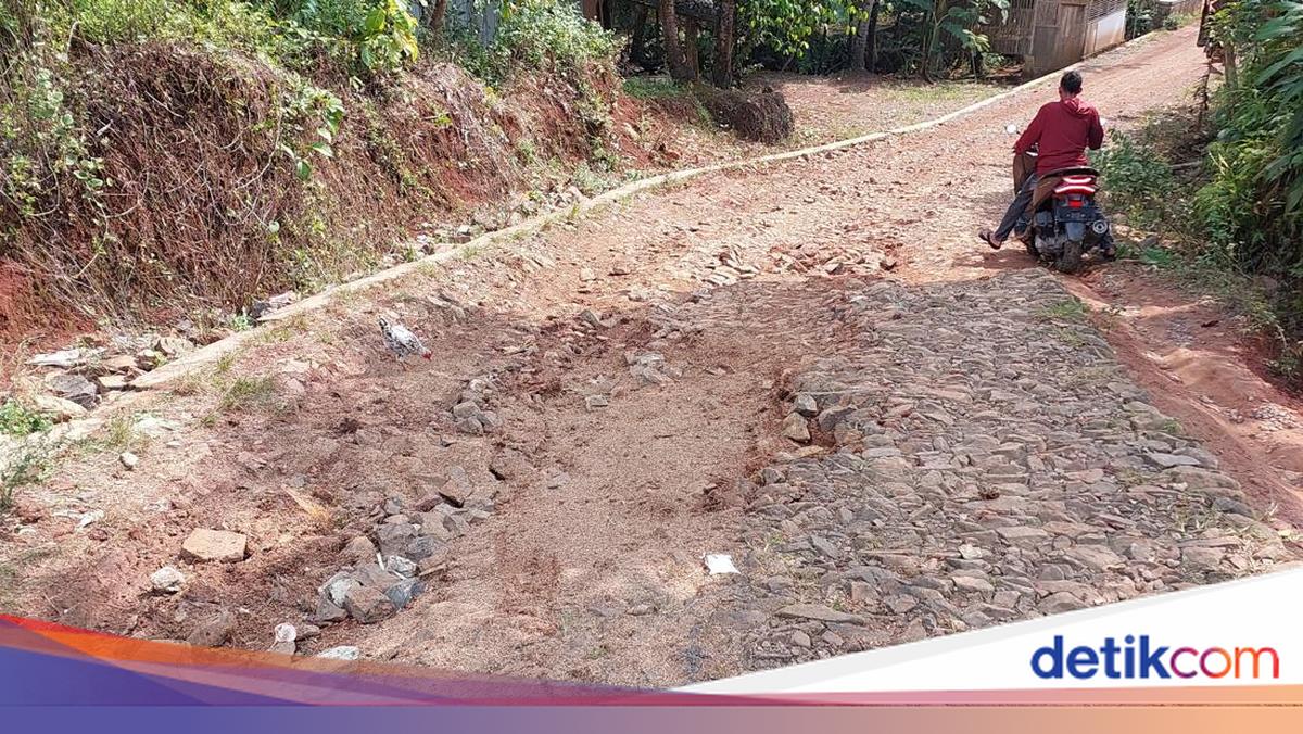 Pandeglang Residents Sign Petition in Blood Over Decades of Damaged Roads