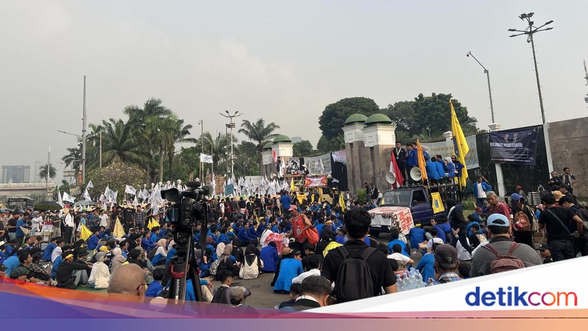 Students Stage Protest in Front of Parliament Building This Afternoon