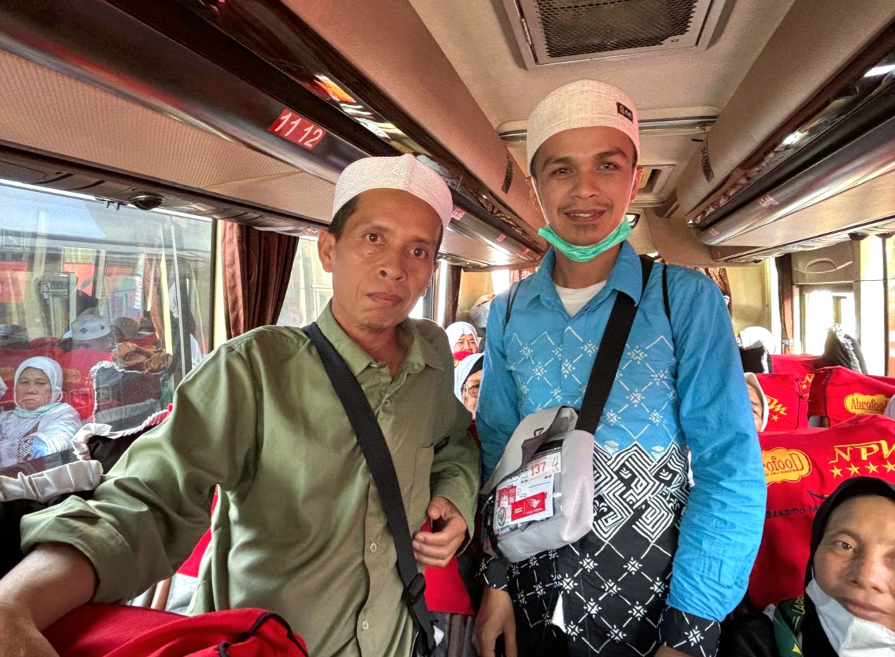 Two Siblings Replace Parents on Hajj Pilgrimage