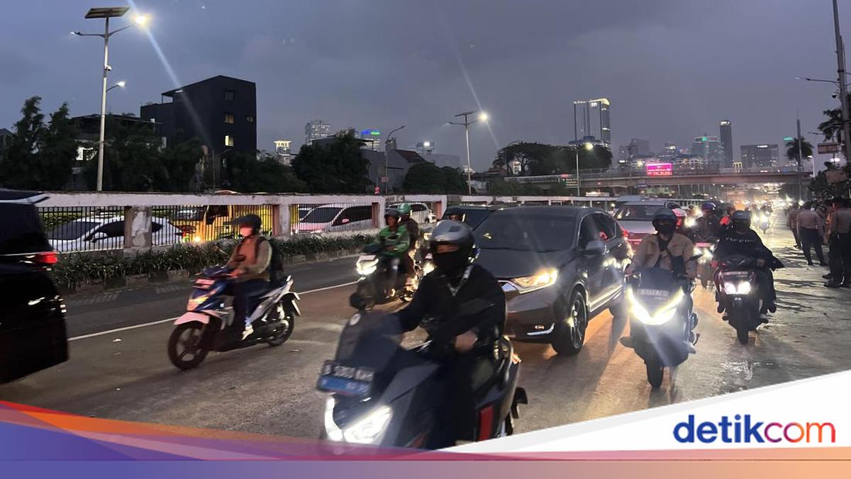 Student Protest in Front of DPR Disperses, Traffic Returns to Normal
