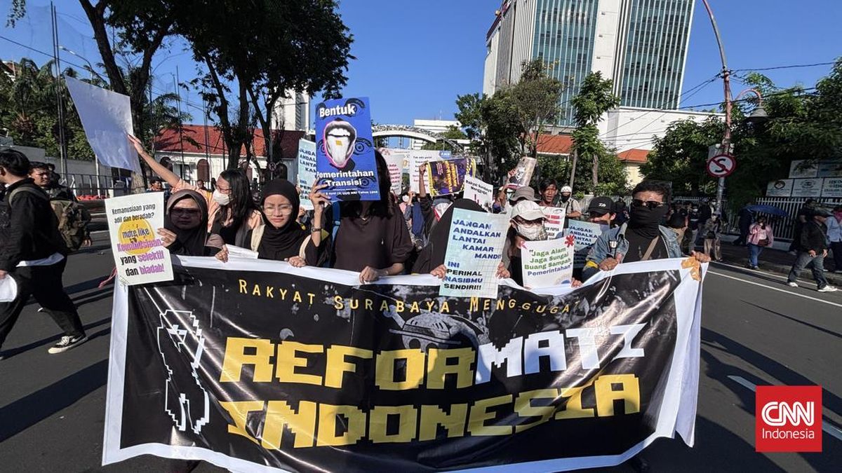 Surabaya Protest Outside Governor's Office: Crowd Delivers 9-Point Protest