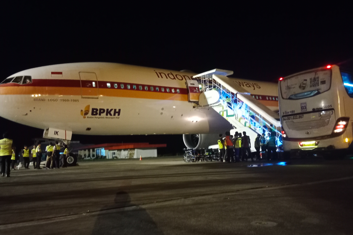 Elderly Hajj Pilgrim from Aceh Dies on Plane During Landing at SIM Airport