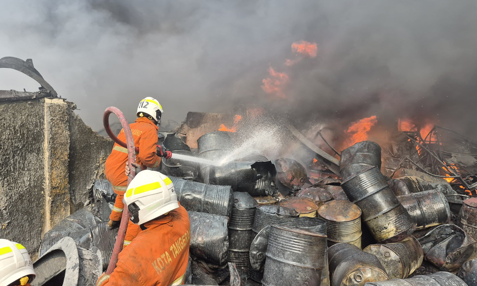 Fire at Cipondoh Sandal Factory in Tangerang Still Not Extinguished by Monday Afternoon
