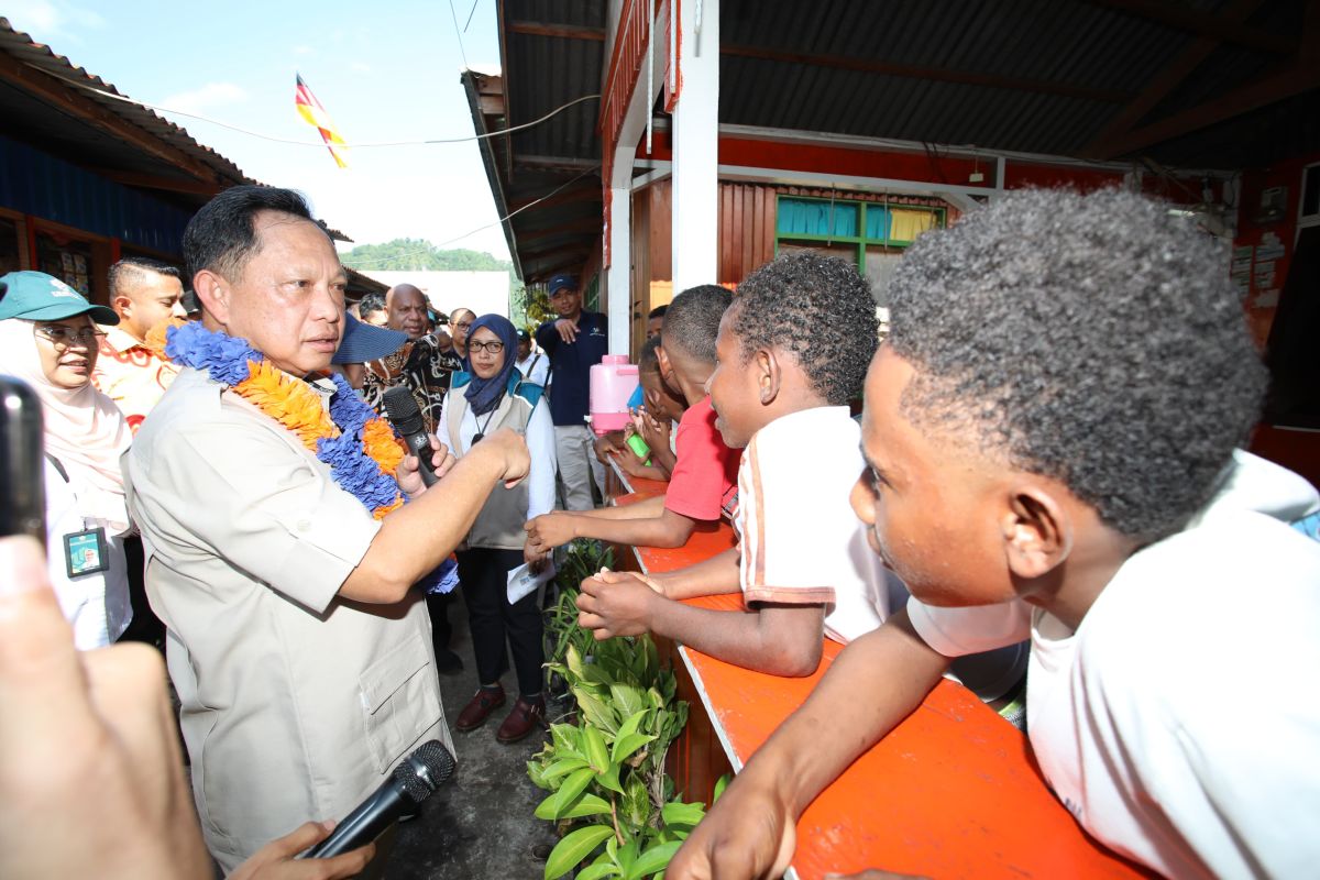 Home Affairs Minister Inspects Housing Aid Programme in Jayapura