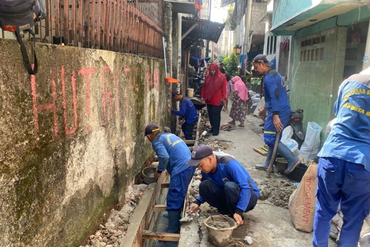 West Jakarta repairs drainage channel in Tambora to prevent flooding
