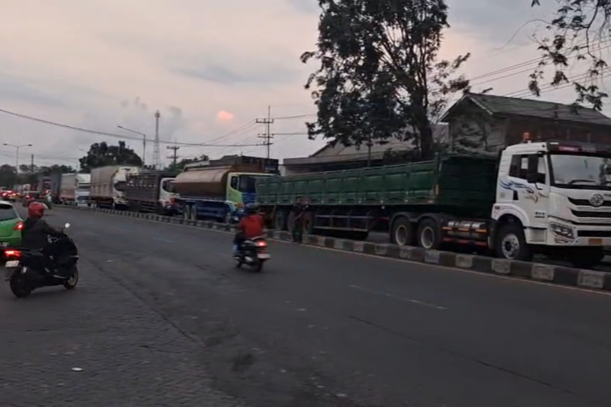 Subsidised Diesel Scarce, Trucks Queue for Hours at Sidoarjo Petrol Stations