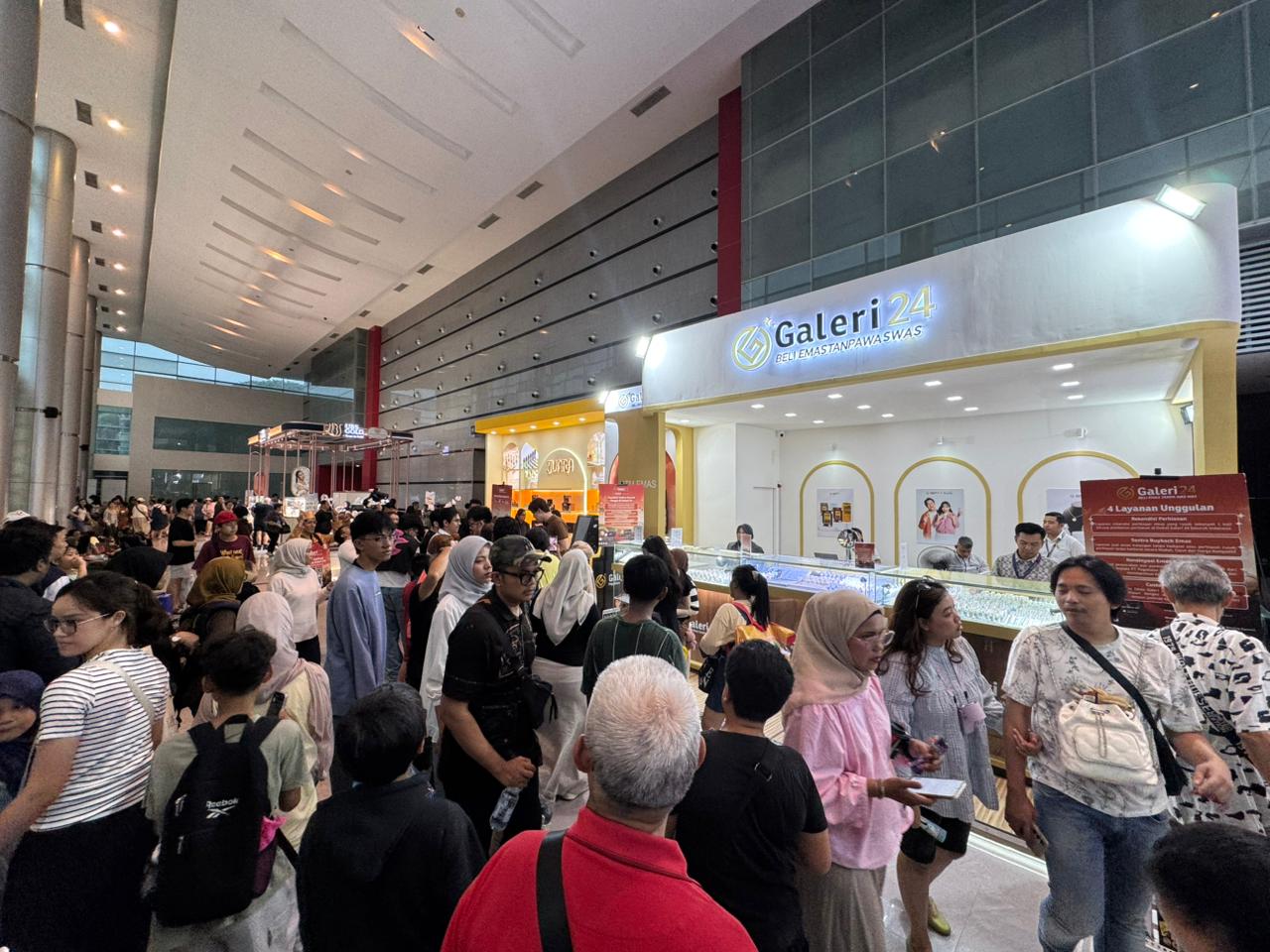 Jakarta's 499th Anniversary Draws Crowds Seeking Gold Discounts