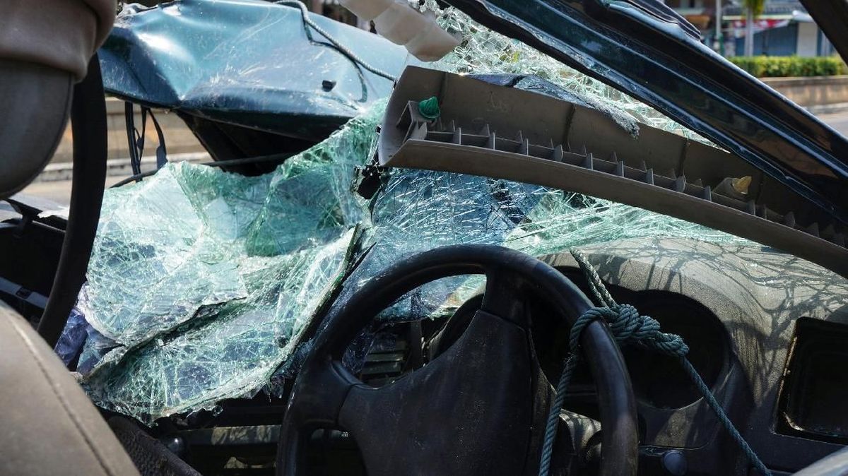 BMW Electric Car Allegedly Involved in Hit-and-Run, Mobbed in West Jakarta