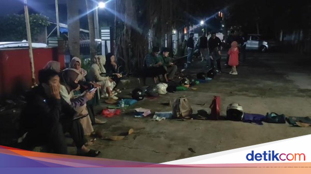 Helmets and Bottles Join the Queue for Primary School Registration in Sukabumi