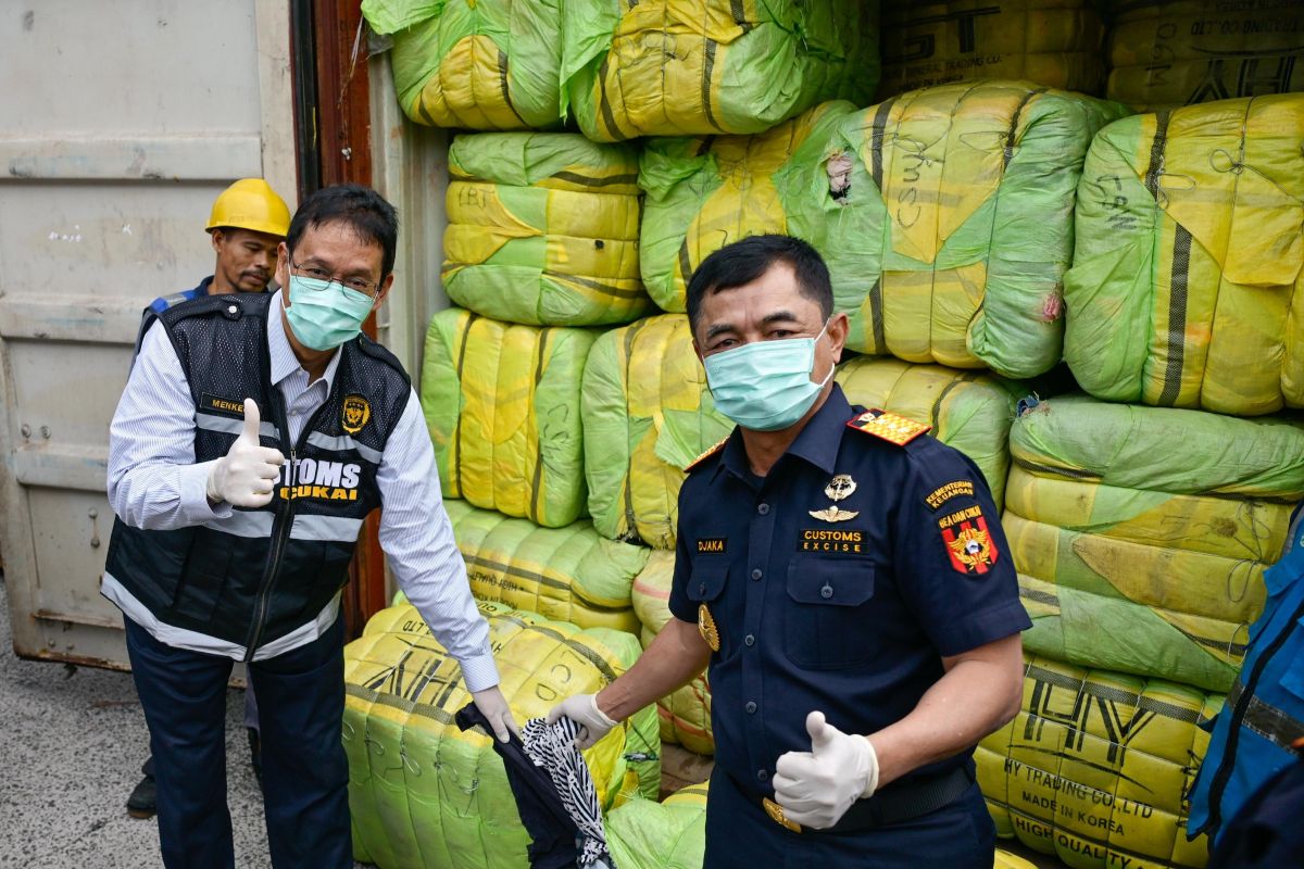 Customs Seals 43 Containers of Illegally Imported Used Clothing