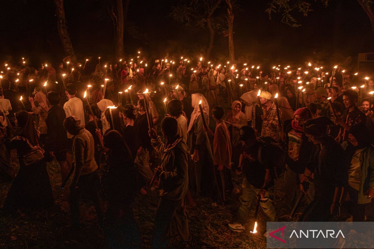 Lampora Tradition on the Slopes of the Kendeng Mountains: Torch Circles Illuminate Suro Night