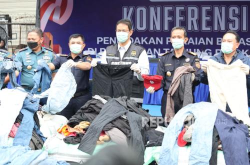 Customs Seizes 43 Containers of Illegal Used Clothing in Tanjung Priok